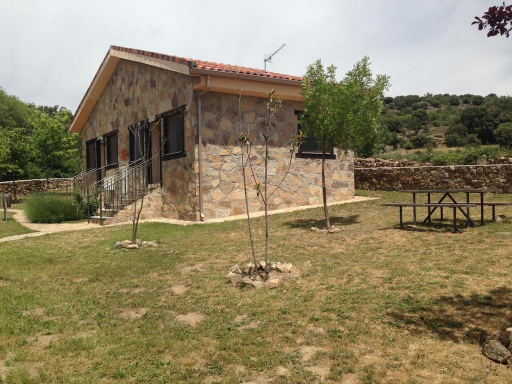 Las Casitas De La Poza Guest House Gargantilla del Lozoya Luaran gambar