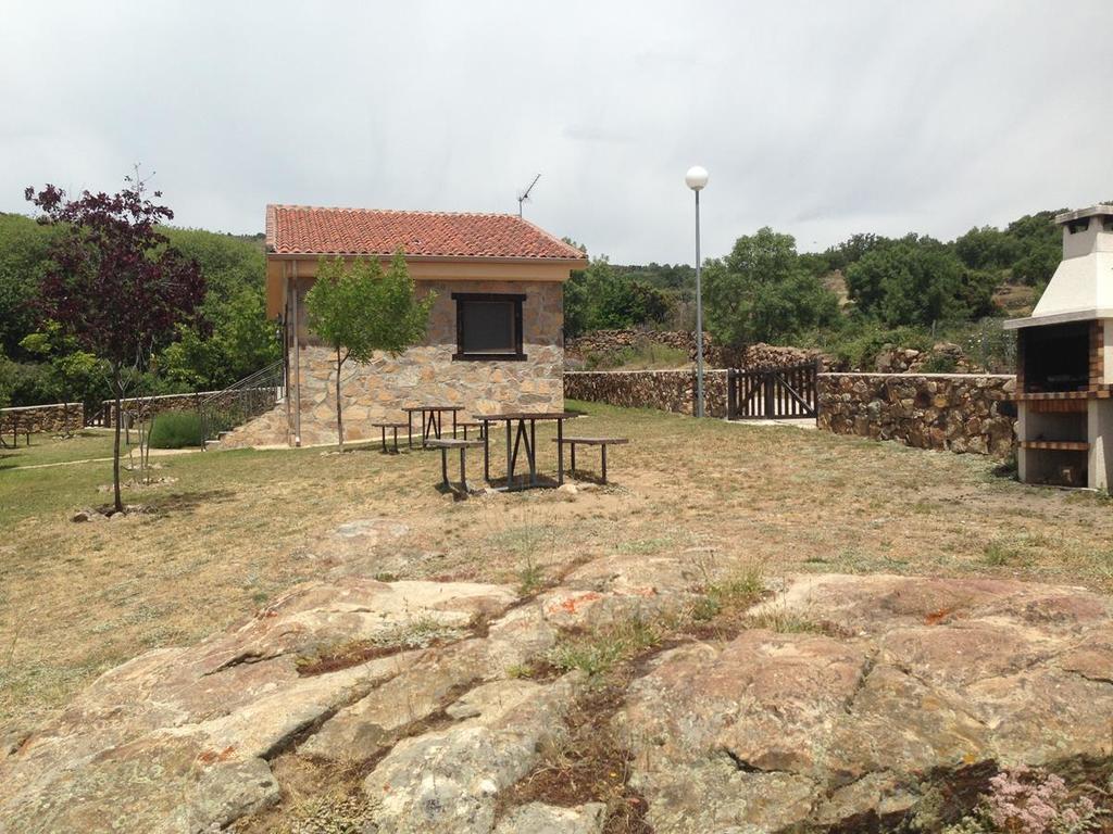 Las Casitas De La Poza Guest House Gargantilla del Lozoya Luaran gambar