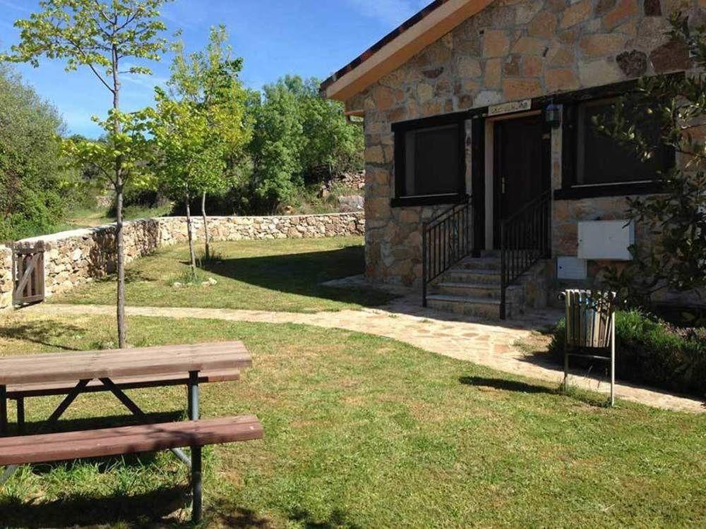 Las Casitas De La Poza Guest House Gargantilla del Lozoya Luaran gambar