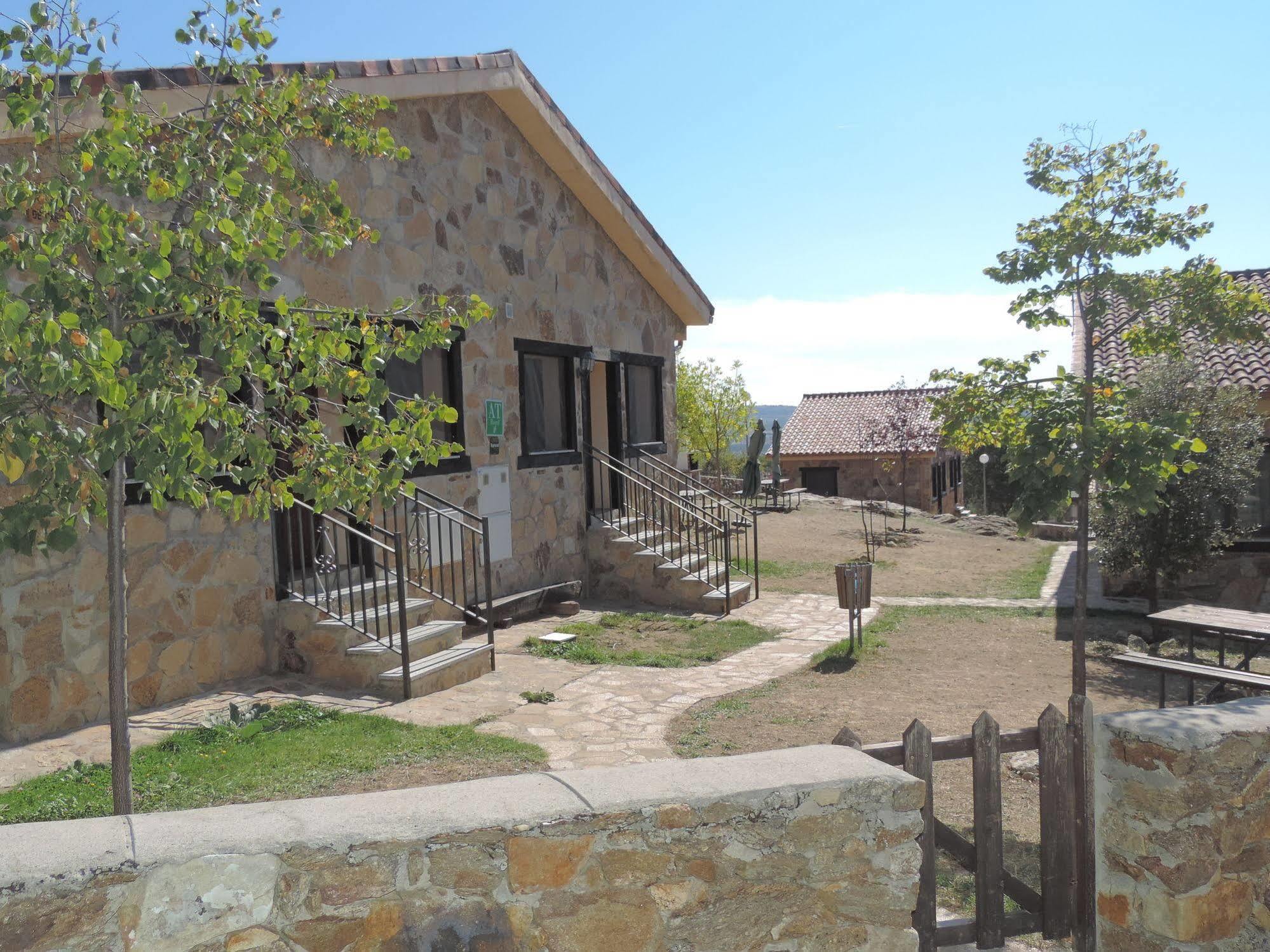 Las Casitas De La Poza Guest House Gargantilla del Lozoya Luaran gambar